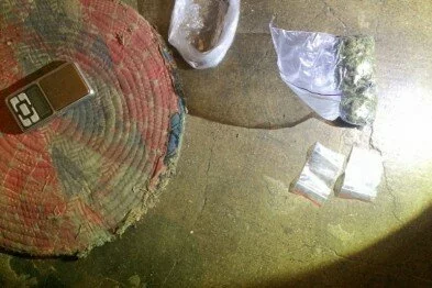 В ялтинской многоэтажке полицейские выявили тайник с наркотиками