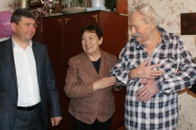 Единороссы поздравили с 90-летием инвалида Великой Отечественной войны