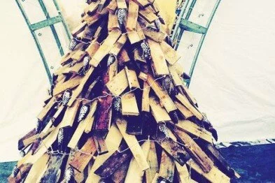 Фотофакт: на набережной в Ялте установили елку из дров