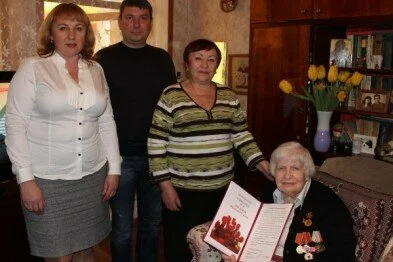 Представители администрации города Ялты и депутатского корпуса поздравили с юбилеем участницу Великой Отечественной войны