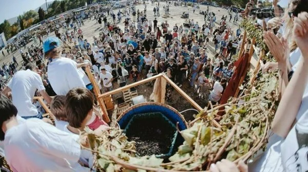 Фестиваль молодого вина «Wine Fest» с винной битвой и давлением винограда ногами впервые состоялся в Крыму